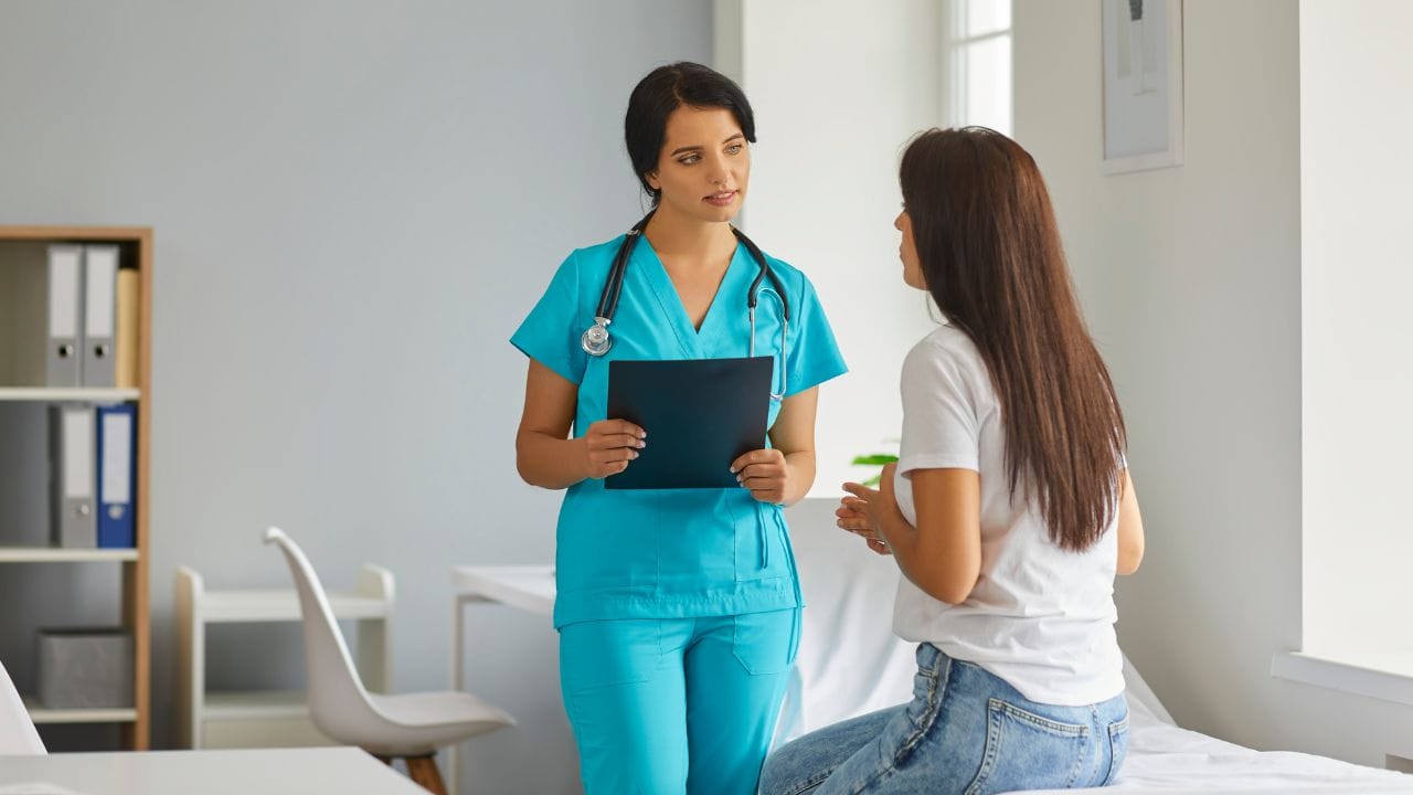 કેટલાક વાયરલ ઈન્ફેક્શનના કારણે મહિલાઓને યેલો રંગનું ડિસ્ચાર્જ થાય છે.આ વાયરલ ઈન્ફેક્શનમાં હર્પીસ અને હ્યુમન ઈમ્યુોડેફિશિએન્સી વાયરસ પણ સામેલ થઈ શકે છે. નિયમિત તપાસ અને સલામત સેક્સ કરવાથી મહિલાઓના સ્વાસ્થ્ય પર લાંબા ગાળાની અસરો ઓછી થઈ શકે છે.