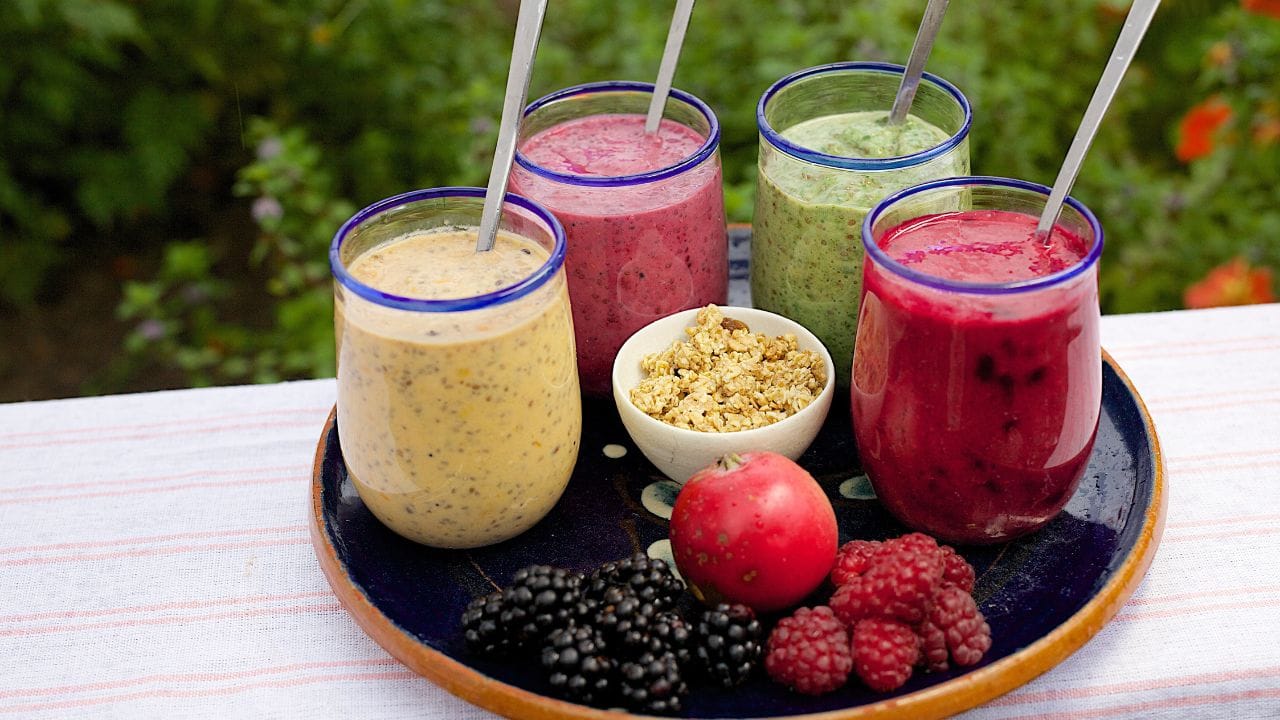 તમારે તમારા આહારમાં તાજા ફળો અને સલાડ સામેલ કરવું જોઈએ. પાણીનું સેવન વધારે કરો, કરાણ કે, આનાથી શરીરને હાઈડ્રેટેડ રાખવા અને મેટાબોલિઝ્મને સુધારવામાં મદદ મળે છે.