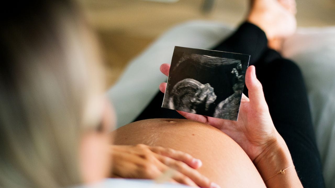 સૌથી પહેલું પ્રેગ્નેન્ટ મહિલાઓએ કોરોનાથી સાવચેત રહેવું જોઈએ. આ દરમિયાન જો કોઈ વાયરલ તાવ, શરદી ,ઉધરસ જેવી સમસ્યા થાય તો હળવામાં ન લેવું જલ્દી ડોક્ટરનો સંપર્ક કરવો.