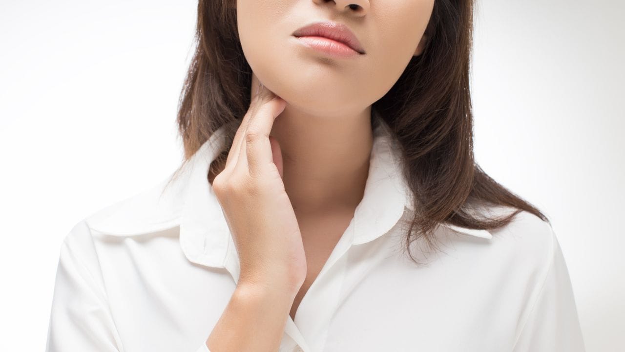 ડોક્ટર જણાવે છે કે, હાઈપોથાઈરોડિઝમ જે અંડરએક્ટિવ થાઈરોડ માનવામાં આવે છે. જેમાં મહિલાઓનું વજન વધવું, વાળ ખરવા, થાક લાગવો, ડ્રાય સ્કિન તેમજ અનિયમિત પીરિયડ્સ જેવા પ્રોબ્લેમ આવી શકે છે. 