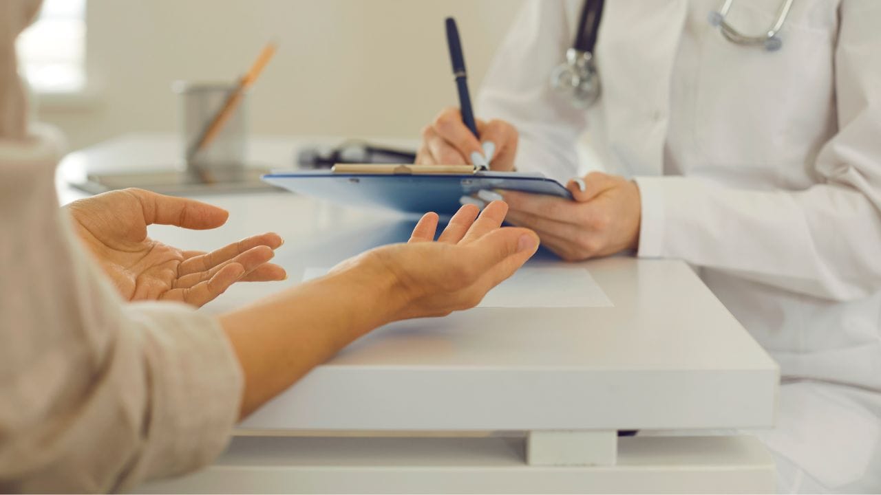 સ્ત્રીઓને કોઈ વસ્તુ પ્રત્યે સંવેદનશીલતાને કારણે એલર્જી થઈ શકે છે. આવા કિસ્સામાં પણ સ્ત્રીઓને યેલો સ્રાવ થઈ શકે છે. આવા કિસ્સામાં, તમારે સ્વચ્છતા પર સંપૂર્ણ ધ્યાન આપવું જોઈએ. એલર્જી ફેલાતી અટકાવવા માટે, સમયસર ડૉક્ટરની સલાહ લો અને સારવાર લો.