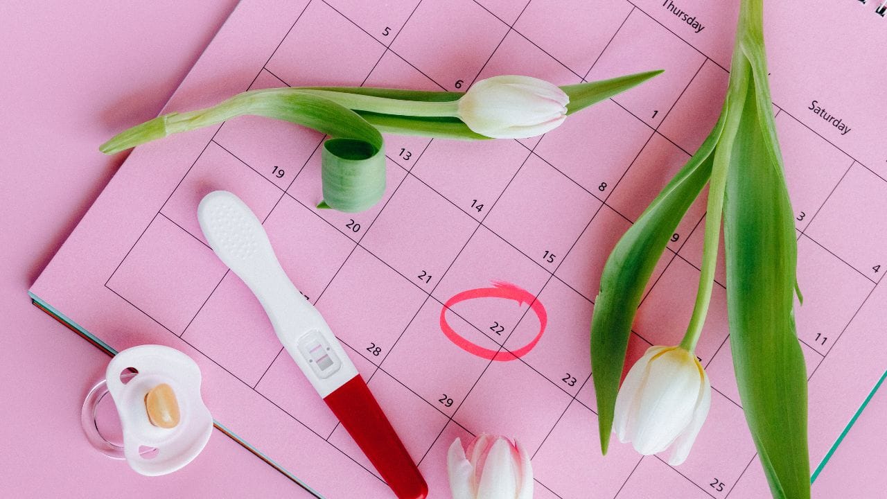 કેટલીક મહિલાઓને સ્તનમાંથી દૂધ જેવો સ્ત્રાવ પણ થાય છે. પ્રોલેક્ટિનનું સ્તર 100 ઉપર પહોંચવું સમયથી પહેલા મેનોપોઝના લક્ષણો બનાવે છે અને પીરિયડસ્ આવતા બંધ થઈ જાય છે. આવી સ્થિતિમાં પ્રેગ્નેન્સીની શક્યતા રહેતી નથી.