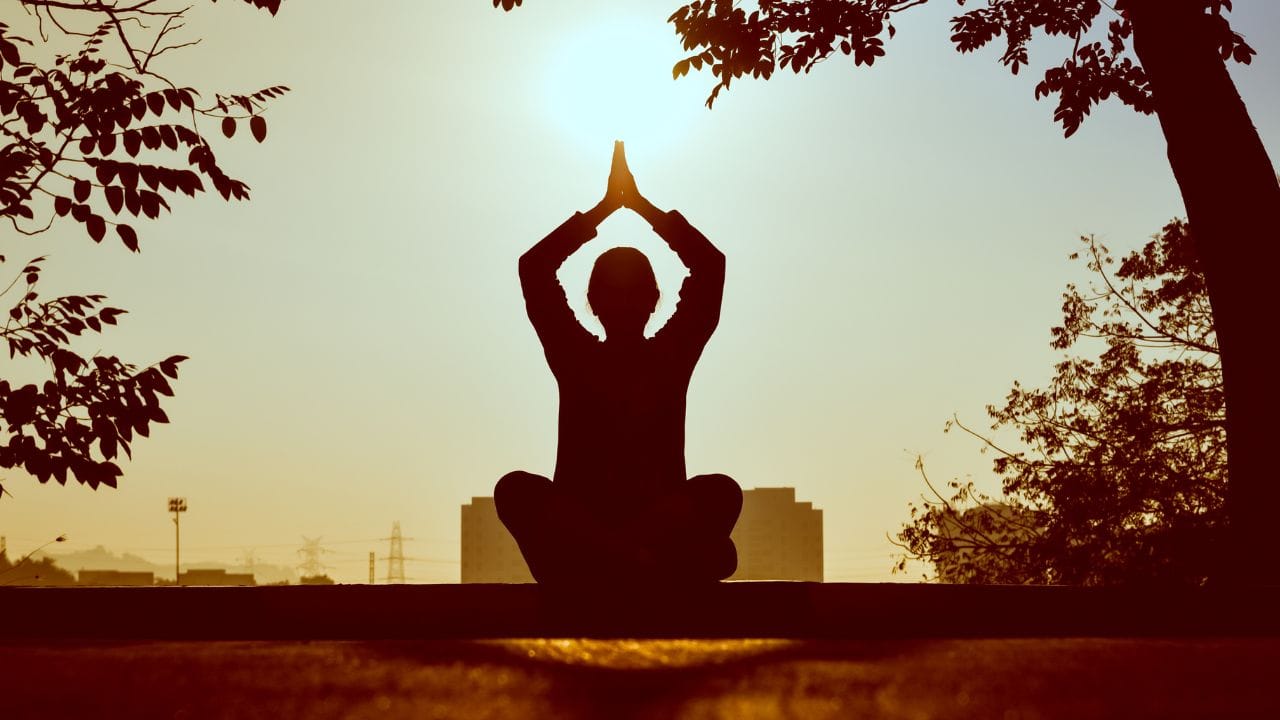 દરરોજ ઓછામાં ઓછી 15 મિનિટ સુધી તડકામાં રહો. આનાથી માત્ર વિટામિન જ નહી મળે પરંતુ હોર્મોનને સંતુલન કરવામાં મદદ કરશે.સૌથી જરુરી વાત એ છે કે, દરરોજ કસરત કરવાની આદત પાડો, આ માત્ર તમને ફિટ જ નહી રાખે પરંતુ માનસિક અને હોર્મોનલ સ્વાસ્થ માટે પણ ફાયદાકારક છે.