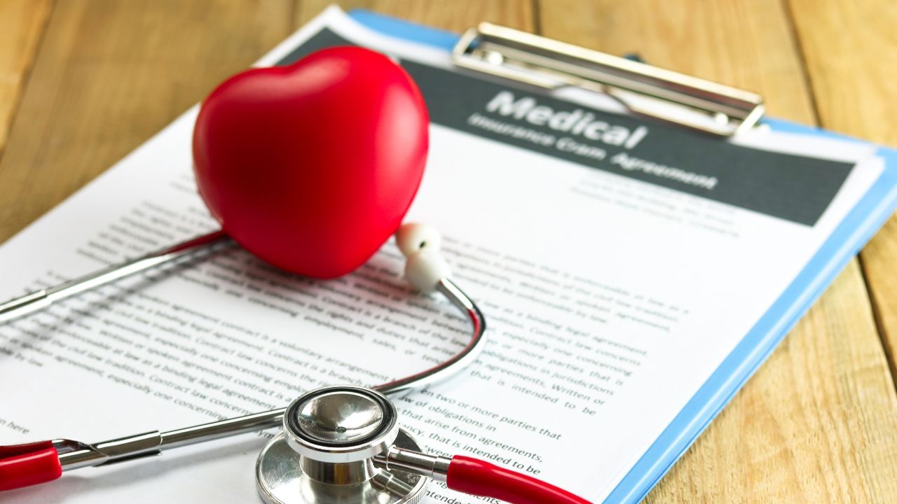 ડોક્ટરનું કહેવું છે કે, મહિલાઓમાં મેનોપોઝ બાદ લાઈફસ્ટાઈલનું ખાસ ધ્યાન રાખવું જોઈએ.મહિલાઓ માટે જરુરી છે કે, તેની ડાયટમાં લીલા શાકભાજીનું સેવન કરે.ડ્રાયફ્રુટ્સ ડાયટમાં જરુર સામેલ કરે,પર્યાપ્ત માત્રામાં પાણી પીવું, તેમજ મીઠું, નમક અને ખાંડનું સેવન ઓછું કરવું,