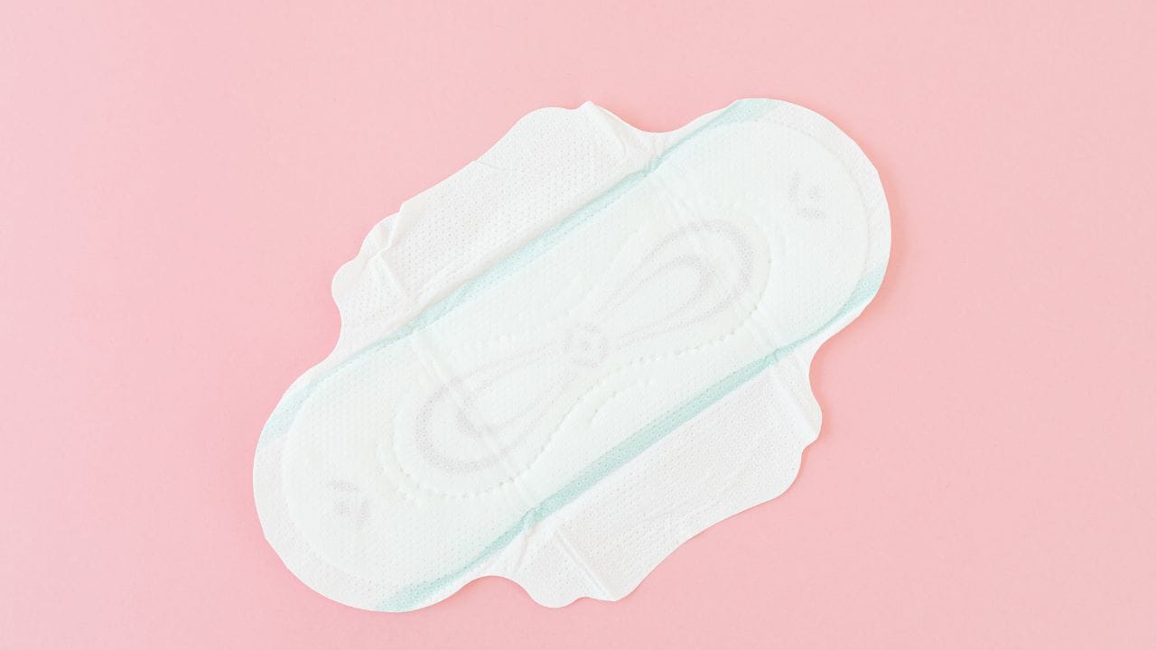 મેનોપોઝ મહિલાઓમાં થનારી એક નેચરલ પ્રકિયા છે. જ્યારે મહિલાઓને પીરિયડ્સ આવવા બંધ થઈ જાય છે. તો આને મેનોપોઝ કહેવામાં આવે છે. ત્યારબાદ મહિલાઓની ફર્ટિલિટી પૂર્ણ થવા લાગે છે. 