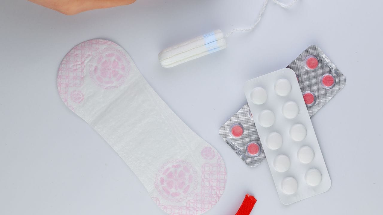 એન્ડોમેટ્રિઓસિસને કારણે સ્ત્રીઓને બળતરા, પેશાબ કરતી વખતે દુખાવો અને પીરિયડ્સ દરમિયાન વારંવાર પેશાબ કરવો જેવી સમસ્યાઓ થઈ શકે છે.એન્ડોમેટ્રિઓસિસને કારણે સ્ત્રીઓમાં હોર્મોનલ ફેરફારો વધુ જોવા મળે છે. હોર્મોનલ અસંતુલન દરમિયાન મૂડ સ્વિંગ, ચીડિયાપણું અને હતાશા જેવી સમસ્યાઓ જોવા મળે છે.