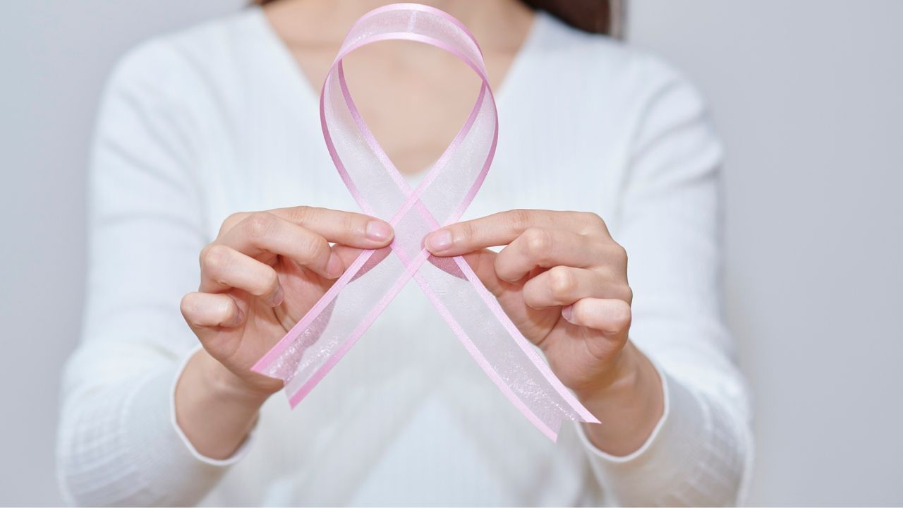 ભારતમાં HPV ચેપ અટકાવવા માટે HPV રસીઓ ઉપલબ્ધ છે. આ રસી પુરુષો અને સ્ત્રીઓ બંને માટે અસરકારક માનવામાં આવે છે. HPV રસી સર્વાઇકલ કેન્સરને અટકાવે છે. WHO અનુસાર, આ રસી 9-14 વર્ષની ઉંમરે સૌથી અસરકારક છે. જો કે, આ રસી 15-26 વર્ષની ઉંમરની સ્ત્રીઓ અને પુરુષોને પણ આપી શકાય છે. સર્વાઇકલ કેન્સરને રોકવા માટે, HPV રસી લેતા પહેલા તમારે એકવાર ડૉક્ટર સાથે વાત કરવી જોઈએ.