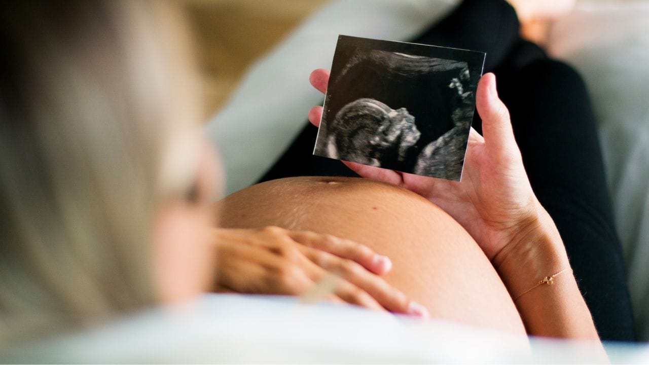 ડૉ. કહે છે કે, થાઇરોઇડ થી પીડિત મહિલાઓ પ્રેગ્નન્સીનો પ્લાન કરી શકે છે પરંતુ તેમણે કેટલીક સાવચેતીઓનું પાલન કરવાની જરૂર છે. સૌ પ્રથમ, તેમણે તેમના થાઇરોઇડને નિયંત્રિત કરવું પડશે. આ માટે શ્રેષ્ઠ સૂચન એ છે કે તમારે સમયાંતરે તમારી થાઇરોઇડ સ્ક્રીનીંગ કરાવવી જોઈએ અને યોગ્ય લાઈફસ્ટાઈલનું પાલન કરતા રહેવું જોઈએ.