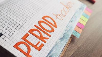  સામાન્ય રીતે છોકરીઓને પીરિયડ્સ શરુ થવાની ઉંમર 14 થી 15 વર્ષની માનવામાં આવે છે પરંતુ આજના સમયમાં  10 થી 12 વર્ષની ઉંમરમાં પીરિયડ્સ આવી જાય છે. નાની ઉંમરમાં પીરિયડ્સ કેમ આવે છે, શું આની પાછળ કોઈ કારણ છે?  આ વિશે એક્સપર્ટ પાસેથી જાણીએ.