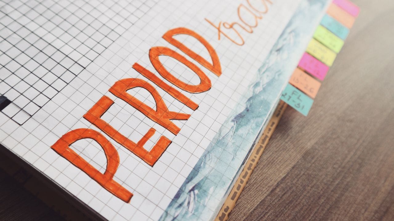 શરીરમાં પ્રોલેક્ટીનનું ઊંચું સ્તર હોર્મોનલ અસંતુલનનું કારણ બને છે. આ પીરિયડ્સને ખલેલ પહોંચાડે છે. વધુ પડતું પ્રોલેક્ટીન આપણા મગજને FSH એટલે કે ફોલિકલ સ્ટિમ્યુલેટિંગ હોર્મોન અને LH લ્યુટીનાઇઝિંગ હોર્મોન મુક્ત થવાથી અટકાવે છે. આનો પ્રભાવ પીરિયડ સાઈકલને અસર કરે છે,  