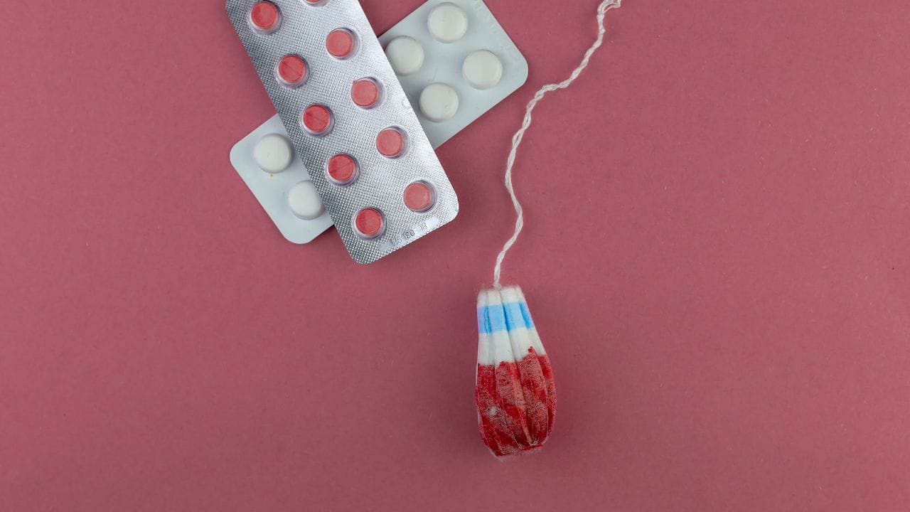  ગાયનેકોલોજીસ્ટથી પીડિત મહિલાઓને પીરિયડ્સ દરમિયાન વધારે દુખાવો થાય છે.ડિસમેનોરિયાના કારણે પીરિયડ્સમાં મહિલાઓને પેટની નીચેના ભાગે ,પીઠ અને કમરમાં પણ દુખાવો થાય છે.