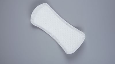 બ્લીડિંગ અને ડિસ્ચાર્જ દરમિયાન નીકળતા બ્લડના રંગથી તમે અંદાજો લગાવી શકો છો, કે, તમે કેટલા સ્વસ્થ છો. પીરિયડ્સ દરમિયાન બ્લીડિંગ કે ડિસ્ચાર્જ દરમિયાન અનેક પ્રકારના રંગ નીકળે છે.આવું થવું સામાન્ય માનવામાં આવે છે આને જોઈ તમારે ચિંતા કરવાની જરુર નથી. પીરિયડ્સ દરમિયાન લાલ રંગથી લઈ ભુરો, ગુલાબી,ગ્રે અને બ્લેક ડિસ્ચાર્જ નીકળે છે.