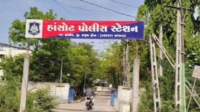 Bharuch News : હાંસોટમાં પોલીસકર્મીઓની દારૂની મહેફિલનો Video વાયરલ, 7 લોકો સામે ગુનો દાખલ