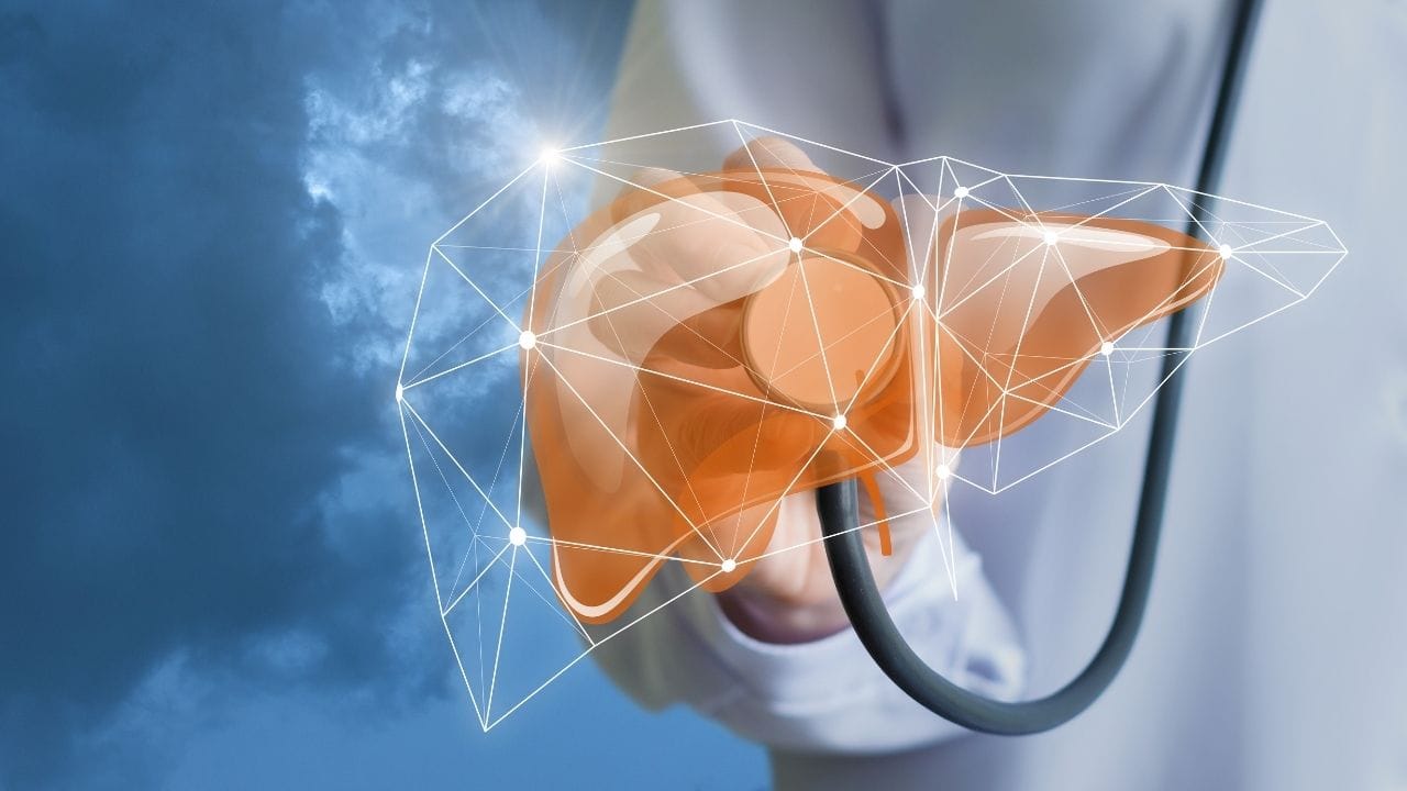 લીવર ફૂલી જાય છે ત્યારે શરીરમાં બિલીરૂબિન નામનો પદાર્થ વધે છે, જેના કારણે આંખોનો સફેદ ભાગ અને ત્વચા પીળી દેખાય છે. આ કમળાની નિશાની હોઈ શકે છે.