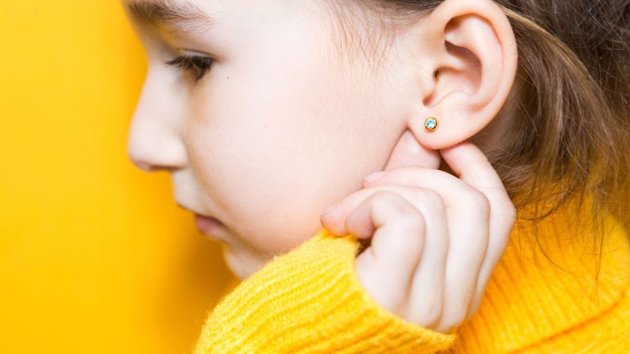 મહાભારતના 'કર્ણ' પણ કાનની બુટ્ટી પહેરતા હતા. જો તમને મહાભારતની વાર્તા યાદ હોય, તો 'કર્ણ' નામનો એક મહાન યોદ્ધા હતો. તેના કાનમાં જન્મથી જ દિવ્ય કાનની બુટ્ટીઓ હતી, જે તેની ઓળખનો એક ભાગ બની ગઈ હતી. કાનમાં કાનની બુટ્ટીઓ હોવાથી તેનું નામ 'કર્ણ' રાખવામાં આવ્યું. એટલે કે આપણા શાસ્ત્રો અને ગ્રંથોમાં આ પરંપરા ઘણા સમયથી ચાલી આવી છે.
