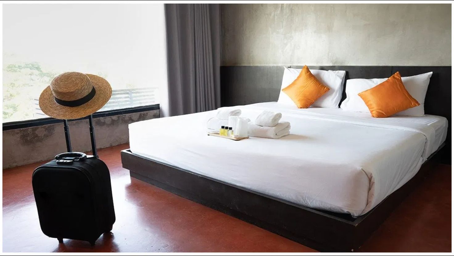 બીજું કે, આજના ડિજિટલ યુગમાં લગભગ દરેક વ્યક્તિ પાસે પોતાનો મોબાઇલ ફોન, સ્માર્ટવોચ અથવા અન્ય ગેજેટ હોય છે, જેના થકી તેઓ શું સમય થયો છે તે ચકાસી શકે છે. આથી, હોટલના રૂમમાં અલગથી ઘડિયાળ રાખવાની જરૂરિયાત ઓછી થઈ ગઈ છે. જણાવી દઈએ કે, મહેમાનોને જગાડવા માટે હોટલોમાં વેક-અપ કોલ સર્વિસ ઉપલબ્ધ હોય છે.