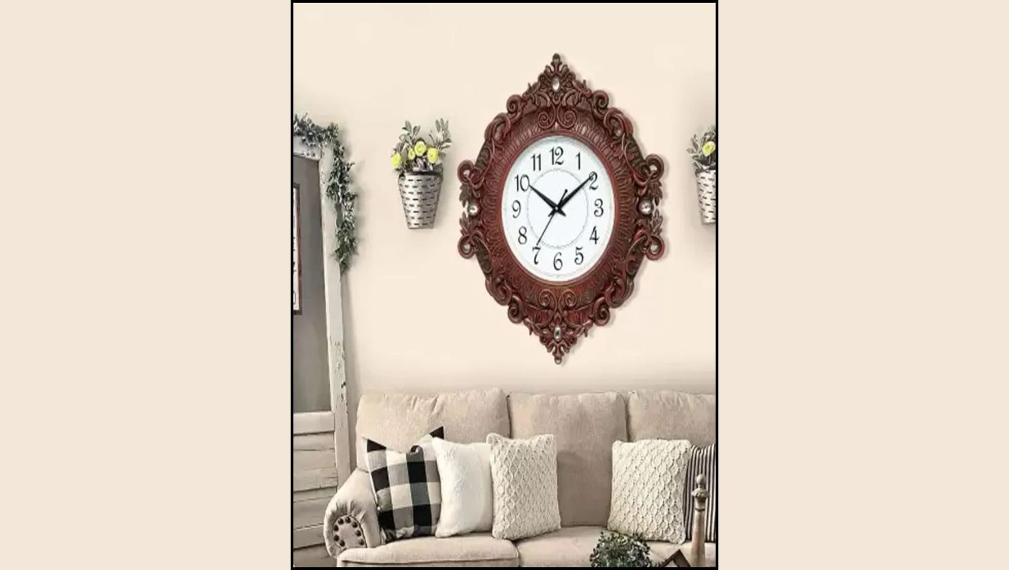 ઘરે આપણે અવારનવાર ઘડિયાળના એલાર્મના અવાજ સાથે ઊઠીએ છીએ. હોટલ એક એવું વાતાવરણ આપવા માંગે છે કે, જ્યાં મહેમાનો ઘડિયાળ તરફ જોયા વગર આરામ કરી શકે. સમયનો દબાવ ન રહે અને પ્રવાસનો પૂરેપૂરો લાભ ઉઠાવે.