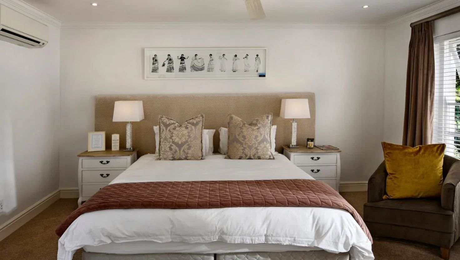 જો કે, એક વસ્તુ એવી છે કે જે ઘણીવાર હોટલના રૂમમાં જોવા મળતી નથી. જો તમે નોટિસ કર્યું હોય તો તમને ખબર જ હશે કે હોટલના રૂમમાં દિવાલ પર ઘડિયાળ કે એલાર્મ ઘડિયાળ હોતી નથી. હવે તમને એમ કે, ઘડિયાળ ખૂબ જ નાની વસ્તુ છે, તે હોય કે ન હોય તેનાથી આપણને શું ફરક પડે છે. 