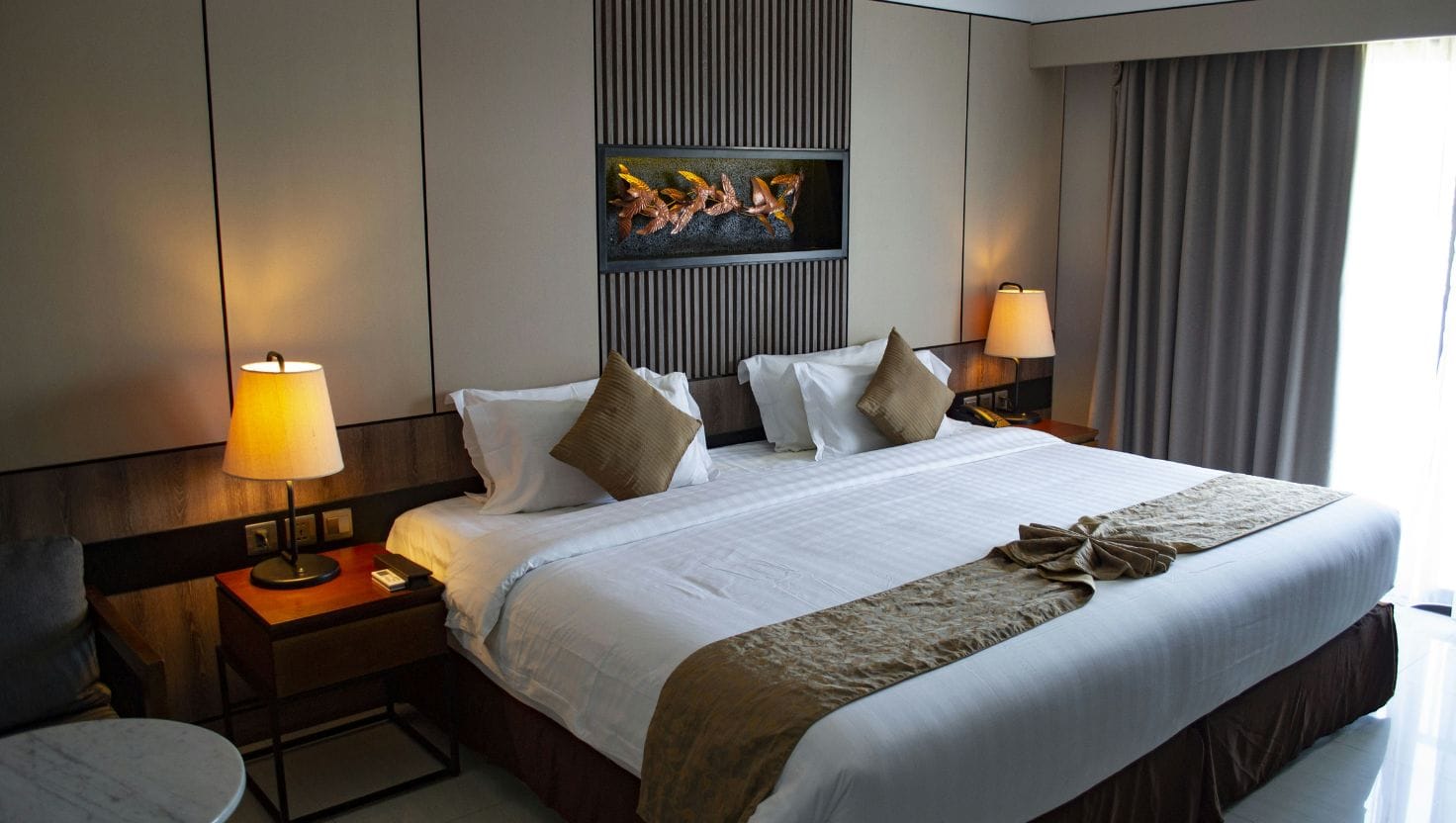 ઘડિયાળ મૂકવાથી રૂમમાં બિનજરૂરી વસ્તુઓ ઉમેરાય છે, જેને વારંવાર સાફ કરવાની અથવા બદલવાની જરૂર પડે છે. દરેક રૂમમાં ઘડિયાળ લગાવવી અને તેની જાળવણી કરવી એ હોટલ માટે વધારાનો ખર્ચ છે. 