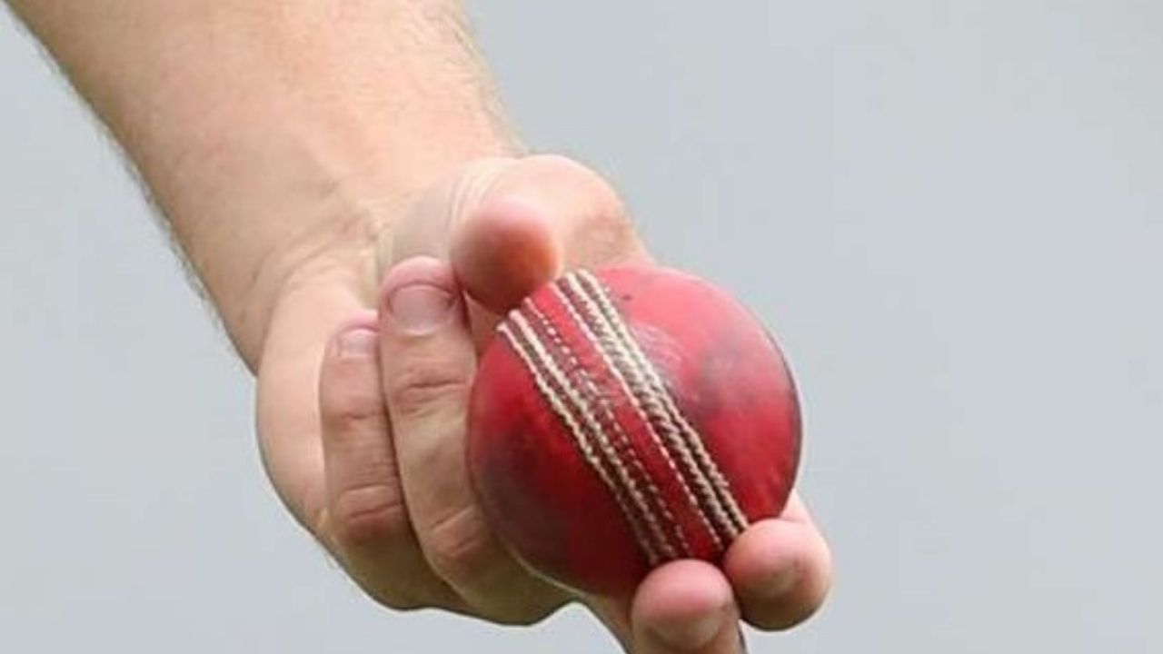 ICC એ બોલ પર લાળ લગાવવા પર પ્રતિબંધ મૂક્યો છે, પરંતુ મોટો ફેરફાર એ છે કે જો અમ્પાયરને બોલ પર લાળ મળે છે, તો તે તરત જ બદલાશે નહીં. આ ફેરફાર એટલા માટે કરવામાં આવ્યો હતો કે ટીમો બોલ બદલવા માટે જાણી જોઈને લાળનો ઉપયોગ ન કરે. હવે અમ્પાયર બોલ ત્યારે જ બદલશે જ્યારે તેની સ્થિતિમાં મોટો ફેરફાર થાય, જેમ કે બોલ ખૂબ ભીનો હોય અથવા તેમાં વધારાની ચમક હોય. આ નિર્ણય સંપૂર્ણપણે અમ્પાયરના વિવેકબુદ્ધિથી લેવામાં આવશે. જો અમ્પાયરને લાગે કે લાળના ઉપયોગને કારણે બોલની સ્થિતિમાં બહુ ફેરફાર થયો નથી, તો બોલ બદલાશે નહીં.