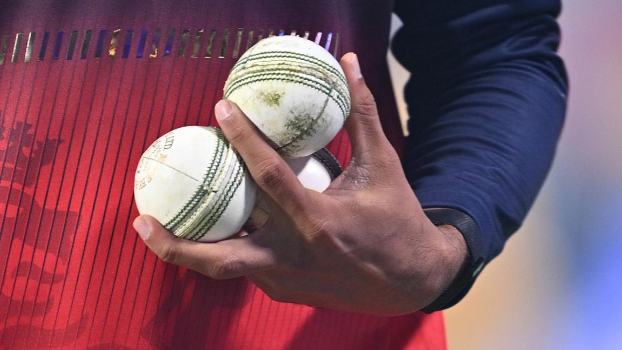 ICC એ ODI ક્રિકેટમાં 35મી ઓવર પછી ફક્ત એક જ નવા બોલનો ઉપયોગ કરવાની મંજૂરી આપી છે. આ હવે ડેથ ઓવરમાં ઝડપી બોલરોને મદદ કરશે. આ ઉપરાંત, ICC એ બાઉન્ડ્રી પર લેવામાં આવેલા કેચ અંગે પણ ફેરફાર કર્યા છે. જો કોઈ ખેલાડી બાઉન્ડ્રીની બહારથી બોલ સાથે કોઈપણ પ્રકારનો સંપર્ક કરે છે, તો તે ગેરકાયદેસર માનવામાં આવશે. ફિલ્ડરો બાઉન્ડ્રીની બહારથી ફક્ત એક જ વાર બોલ ઉછાળીને તેને પકડી શકે છે. (All Image - ICC)
