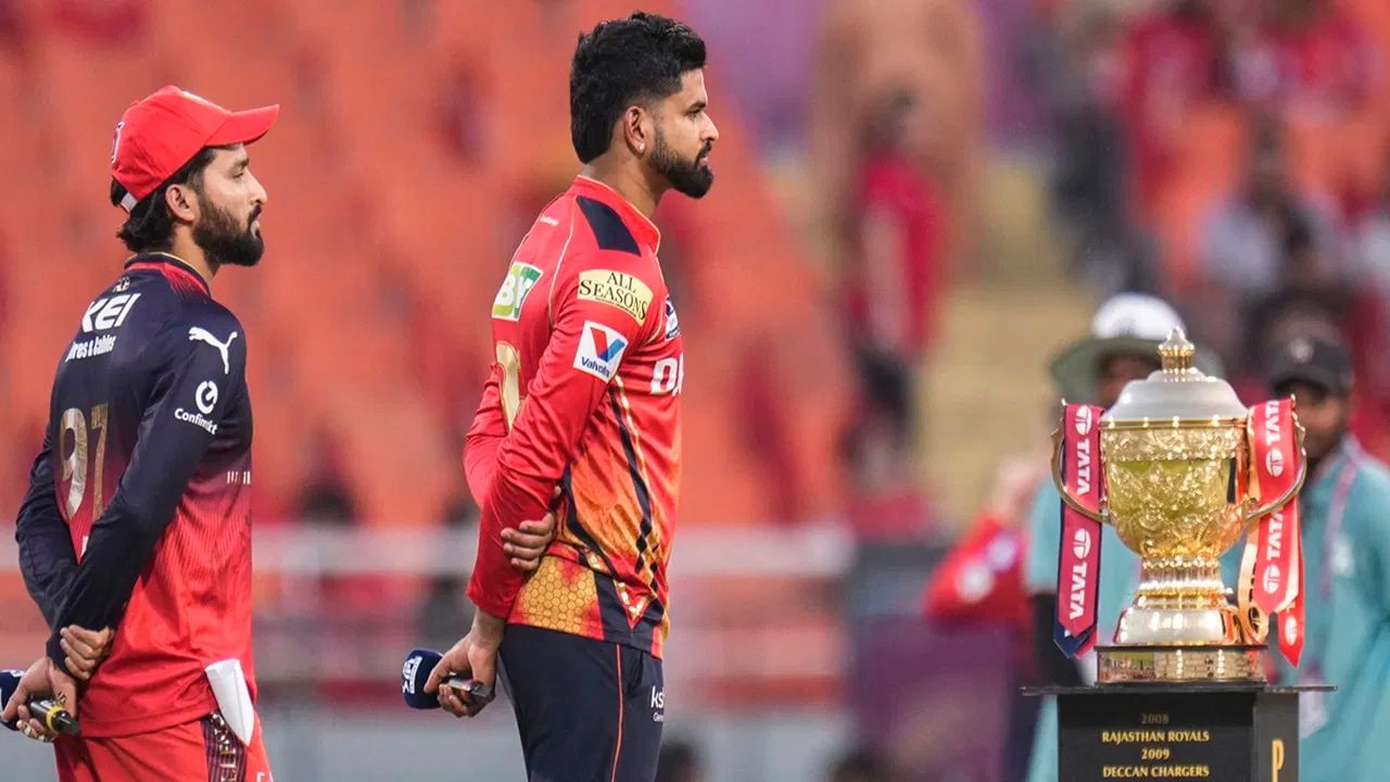 IPL ગવર્નિંગ કમિટીએ હજુ સુધી જાહેરાત કરી નથી કે વિજેતા ટીમ અને રનર-અપ ટીમને કેટલા પૈસા આપવામાં આવશે, પરંતુ રિપોર્ટ અનુસાર, IPL 2025ની ફાઈનલમાં જે પણ ટીમ જીતશે તેને 20 કરોડ રૂપિયાની ઈનામી રકમ આપવામાં આવશે.