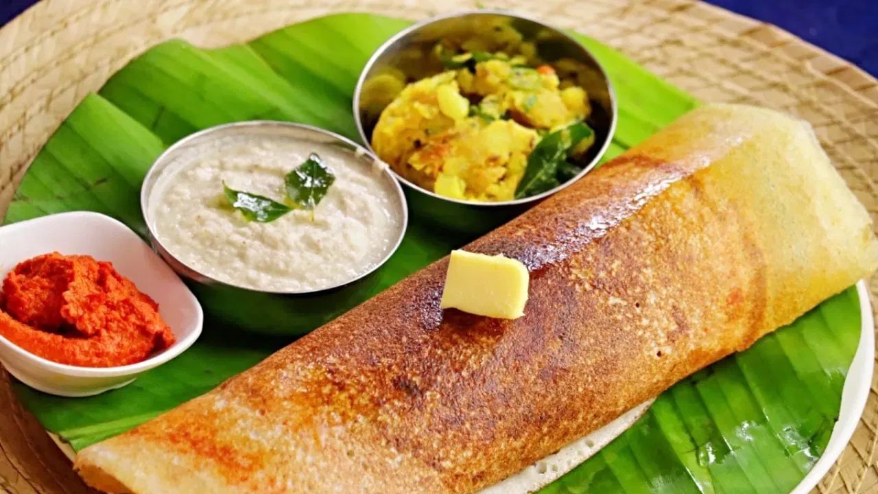 માર્કેટિંગ માટે તમે બેનર, પેમ્પલેટ, Google Location પર રજિસ્ટ્રેશન અને WhatsApp/Instagram જેવા સોશિયલ મિડિયા પ્લેટફોર્મનો ઉપયોગ કરી શકો છો. જો તમે બિઝનેસમાં નવા છો તો પહેલા નાની સ્કેલ પર ધંધો શરૂ કરો. નાના મેનૂ સાથે બિઝનેસની શરૂઆત કરો અને ધીરે ધીરે ગ્રાહકોના રિસ્પોન્સને આધારે મેનૂ વધારતા જાઓ.