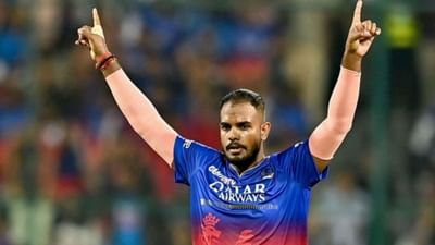 ઇન્ડિયન પ્રીમિયર લીગથી પ્રખ્યાત થયેલા ભારતીય ક્રિકેટર યશ દયાલ એક મોટા વિવાદમાં ફસાઈ ગયા છે. તાજેતરમાં IPL 2025 માં રોયલ ચેલેન્જર્સ બેંગ્લોરને ચેમ્પિયન બનાવવામાં મહત્વપૂર્ણ ભૂમિકા ભજવનાર યશ દયાલ પર એક મહિલા દ્વારા જાતીય શોષણ, હિંસા અને છેતરપિંડીનો આરોપ મૂકવામાં આવ્યો છે. પીડિત મહિલાએ સોશિયલ મીડિયા પર એક પોસ્ટ દ્વારા આ ડાબા હાથના ફાસ્ટ બોલર સામે કાર્યવાહીની માંગ કરી છે. પીડિત મહિલાએ આ મામલે ન્યાય માટે ઉત્તર પ્રદેશના મુખ્યમંત્રી યોગી આદિત્યનાથ અને રાજ્ય પોલીસને અપીલ કરી છે.