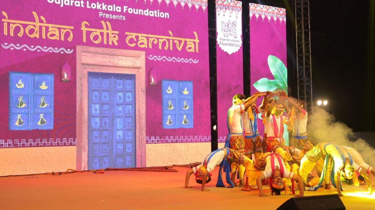 દેશભરના રાજ્યોના લોક કલાકારોએ ઇન્ડિયન ફોક કાર્નિવલમાં પોતાના પારંપારિક લોકનૃત્યો અને લોકકલાની અમદાવાદમાં પ્રસ્તુતિ કરીને વડાપ્રધાન નરેન્દ્રભાઈ મોદીની “એક ભારત, શ્રેષ્ઠ ભારત” સંકલ્પના સાકાર કરી હતી.