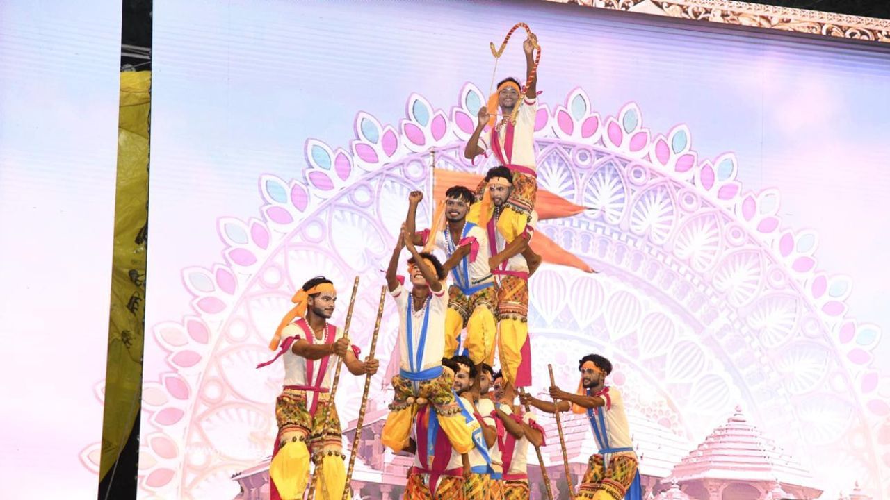લોકકલા ફાઉન્ડેશન દ્વારા રાજ્ય સરકારના પ્રવાસન વિભાગ તથા રમતગમત, યુવા અને સાંસ્કૃતિક પ્રવૃત્તિ વિભાગના સહયોગથી અમદાવાદમાં યોજાયેલા ત્રિ - દિવસીય ઇન્ડિયન ફોક કાર્નિવલમાં દેશભરના 1 હજારથી વધુ લોક કલાકારો સહભાગી થયા હતા.આપણી ભવ્ય અને ભાતીગળ ઇતિહાસ ધરાવતી લોકકલાને મલ્ટી મીડિયાના મેગા શો દ્વારા નવી જનરેશન સુધી પહોંચાડવા માટે આ પ્રયોગ હાથ ધરવામાં આવ્યો હતો.