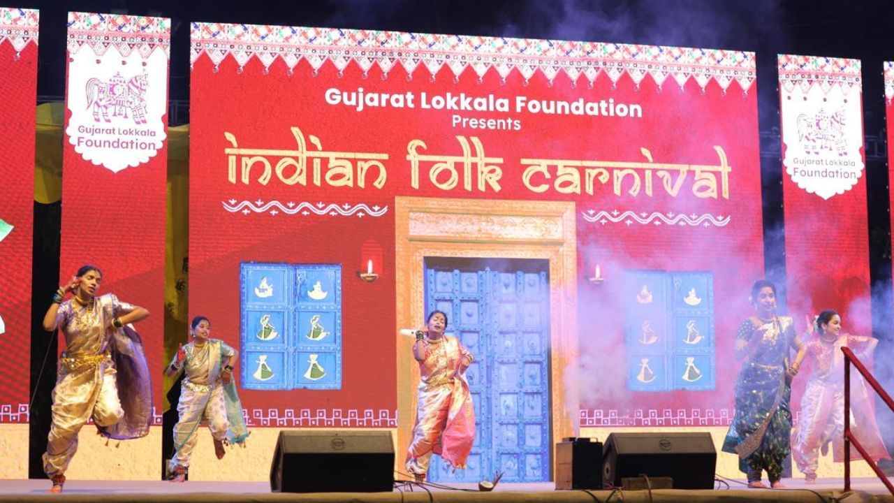 મુખ્યમંત્રીએ આ માટે લોકકલા ફાઉન્ડેશનના સ્થાપક પદ્મશ્રી જોરાવરસિંહ જાદવ અને તેમની ટીમને અભિનંદન પણ પાઠવ્યા હતા.આ કાર્નિવલમાં પહેલા દિવસે ગુજરાતના લોકનૃત્યો, બીજા દિવસે આદિવાસી લોકનૃત્યો અને ત્રીજા દિવસે દેશના જુદાં જુદાં રાજ્યોના પરંપરાગત લોકનૃત્યોની કલા પ્રસ્તુતિ લોકોએ મનભરીને માણી હતી.