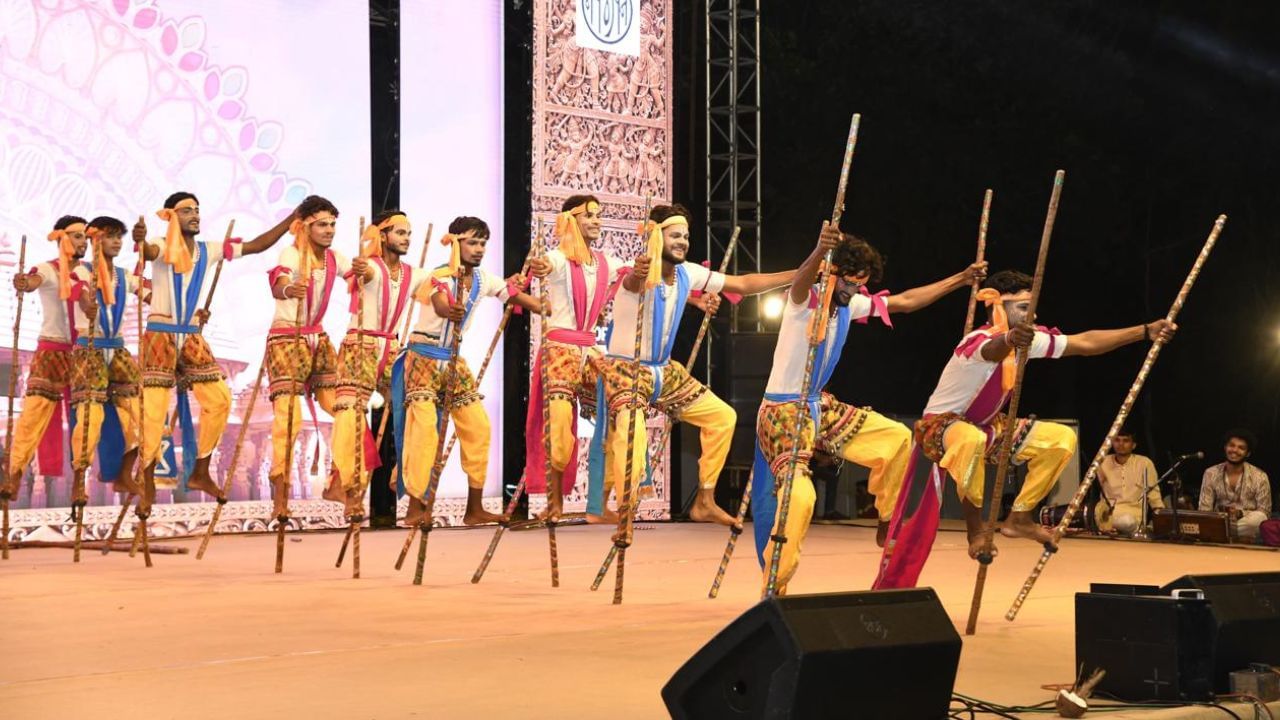 મુખ્યમંત્રીએ આ માટે લોકકલા ફાઉન્ડેશનના સ્થાપક પદ્મશ્રી જોરાવરસિંહ જાદવ અને તેમની ટીમને અભિનંદન પણ પાઠવ્યા હતા.આ કાર્નિવલમાં પહેલા દિવસે ગુજરાતના લોકનૃત્યો, બીજા દિવસે આદિવાસી લોકનૃત્યો અને ત્રીજા દિવસે દેશના જુદાં જુદાં રાજ્યોના પરંપરાગત લોકનૃત્યોની કલા પ્રસ્તુતિ લોકોએ મનભરીને માણી હતી.