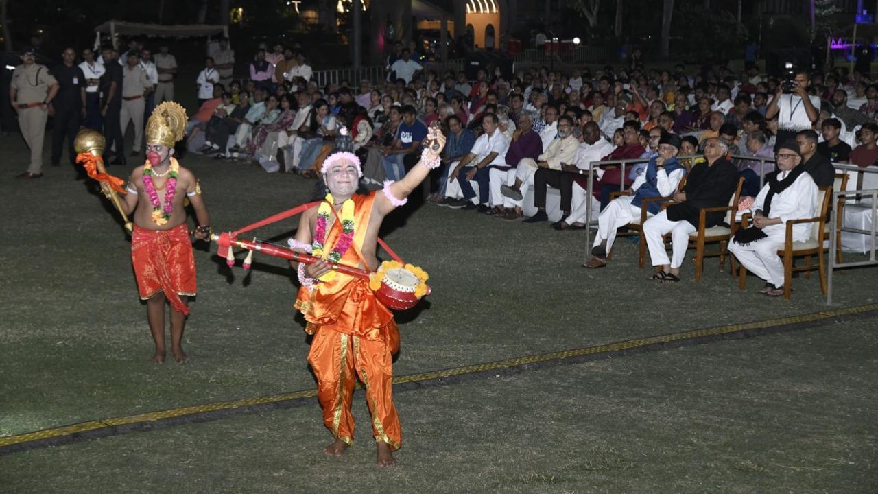 અમદાવાદમાં યોજાયેલા આ ઇન્ડિયન ફોક કાર્નિવલના ત્રીજા અને અંતિમ દિવસે સમાપન સમારોહમાં અમદાવાદનાં મેયર પ્રતિભાબહેન જૈન, ગુજરાત લોકકલા ફાઉન્ડેશનના સ્થાપક તથા પદ્મશ્રી જોરાવરસિંહ જાદવ, પદ્મશ્રીથી સન્માનિત વિખ્યાત લોક કલાકાર ભીખુદાનભાઈ ગઢવી, શહેર ભાજપ પ્રમુખ પ્રેરક શાહ અને મોટી સંખ્યામાં લોકકલાકારો, કલાજગત સાથે સંકળાયેલા લોકો અને કલાપ્રેમીઓ ઉપસ્થિત રહ્યા હતા.