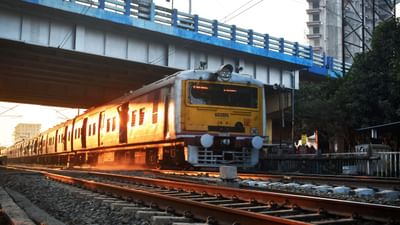 ટ્રેનમાં સફર કરવી સરળ છે પરંતુ આજે પણ મહિલાઓ ટ્રેનમાં એકલા મુસાફરી કરતા ખુબ ડરે છે. મહિલા મુસાફર જો રાત્રે એકલા મુસાફરી કરતી વખતે ડર અનુભવતી હોય છે. પરંતુ રેલવે મહિલા મુસાફરો માટે ખાસ સુરક્ષા પુરી પાડે છે. જેનાથી તમે અજાણ હશો. 