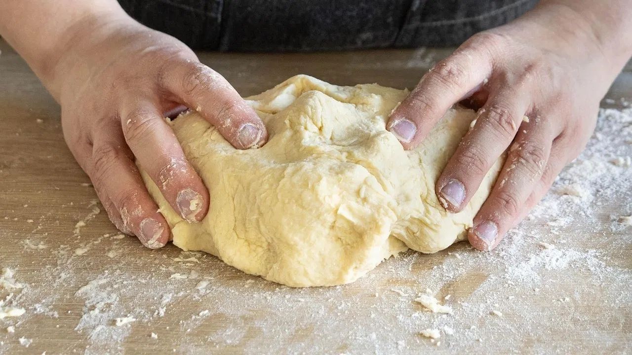 ચીલાના બેટરમાં ફાટેલા દૂધના પાણીનો ઉપયોગ કરવા ઉપરાંત તમે તેનો ઉપયોગ લોટ બાંધવામાં પણ કરી શકો છો. કારણ કે આ પાણી પ્રોટીનથી ભરપૂર હોય છે. જ્યારે લોટ બાંધવાથી લોટ ખૂબ નરમ રહેશે અને રોટલી પણ નરમ રહેશે.