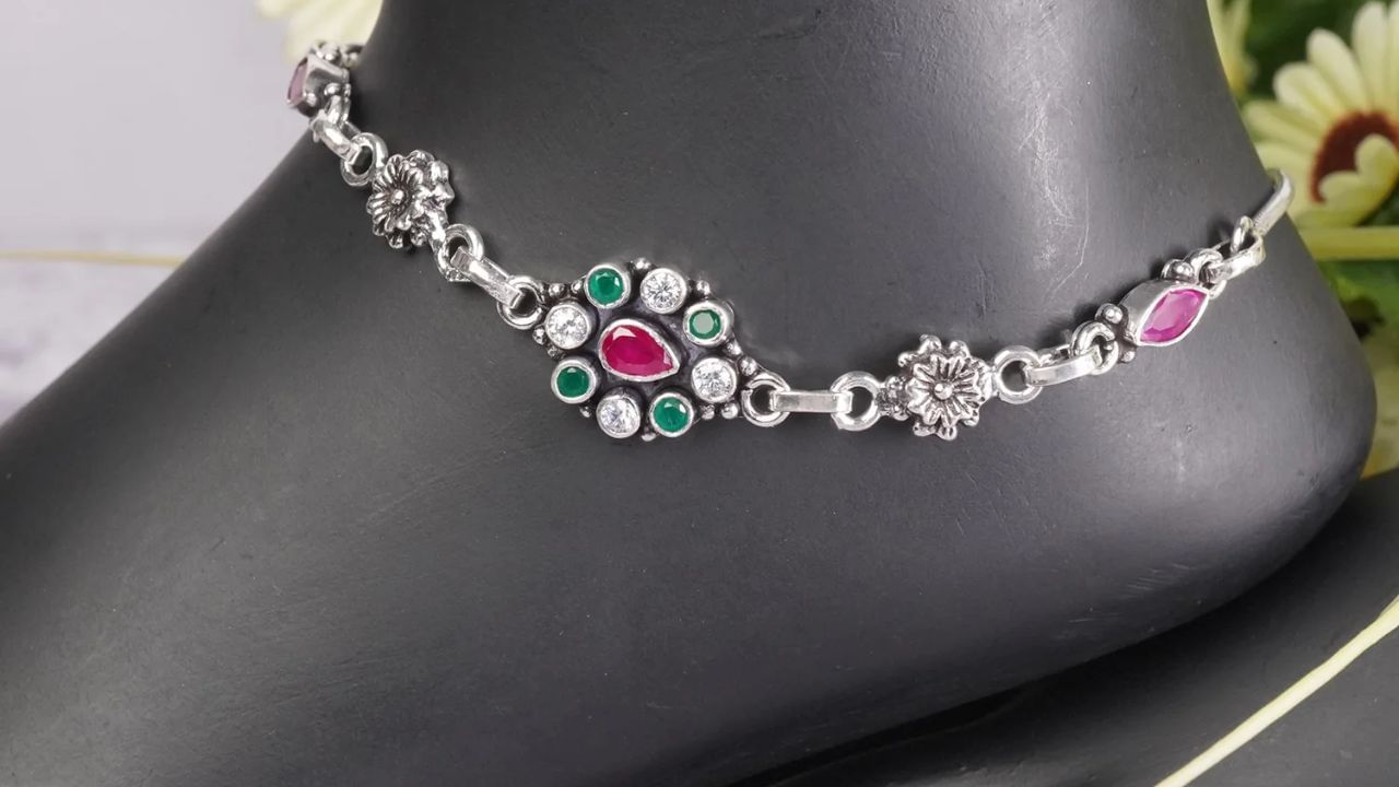 હિન્દુ ધર્મમાં એવી માન્યતા છે કે ચાંદીની ઉત્પત્તિ ભગવાન શિવની ભેટ છે. તેના વાસ્તુ શાસ્ત્રમાં પાયલને સકારાત્મકતા સાથે પણ જોડવામાં આવ્યા છે. આ મુજબ પાયલની ઘુંઘરીમાંથી નીકળતો અવાજ પોઝિટિવ એનર્જીનો સંચાર કરે છે.
