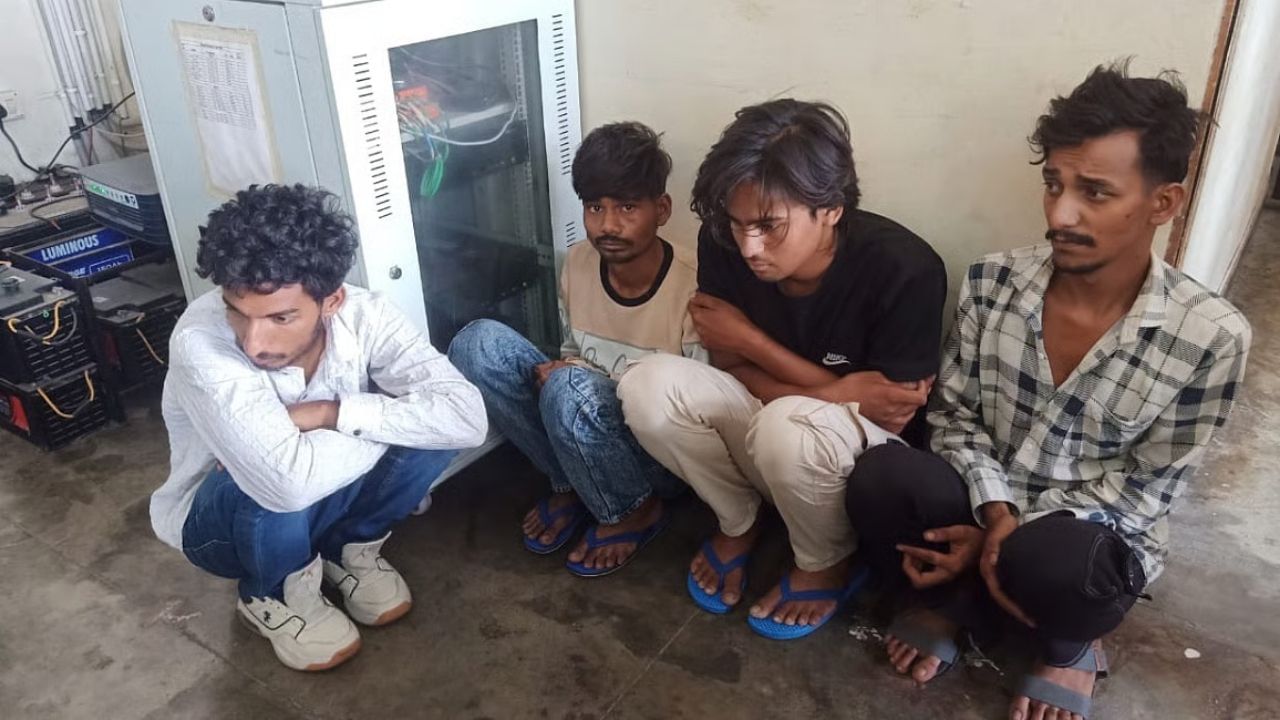 હવાલા વ્યવસાય રાજા રઘુવંશીના હત્યા કેસ સાથે જોડાયેલા બાદ, શિલોંગ પોલીસના ઇનપુટ પર, ઇન્દોર ક્રાઇમ બ્રાન્ચે હવાલા સંબંધિત દસ્તાવેજો, ડિજિટલ ડેટા અને રોકડ વ્યવહારોની વિગતો એન્ફોર્સમેન્ટ ડિરેક્ટોરેટ (ED) ને સોંપી દીધી છે. ED હવે મની લોન્ડરિંગના એંગલથી આ કેસના તળિયે જવાની તૈયારી કરી રહી છે. ઇન્દોર ક્રાઇમ બ્રાન્ચે ગોવિંદ રઘુવંશીને પૂછપરછ માટે સમન્સ પાઠવ્યું છે. ગોવિંદનો પ્લાયવુડ અને લેમિનેશન વ્યવસાય, બાલાજી એક્ટોરિયો, હવાલાનો મુખ્ય મુખિયો હોવાનું માનવામાં આવે છે.
