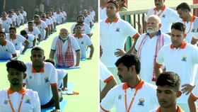 વિશાખાપટનમમાં 3 લાખથી વધુ લોકો સાથે PM મોદીએ યોગ કર્યા વિશાખાપટનમમાં 3 લાખથી વધુ લોકો સાથે PM મોદીએ યોગ કર્યા