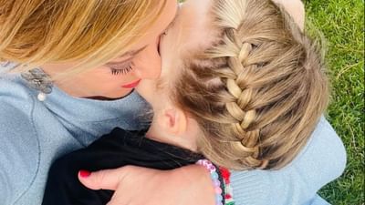 એક ઇટાલિયન પ્રોફેસરે વડા પ્રધાન જ્યોર્જિયા મેલોનીની પુત્રી પર વાંધાજનક ટિપ્પણી કરી હતી, જેના કારણે દેશમાં વ્યાપક આક્રોશ ફેલાયો હતો. પ્રોફેસરે બાદમાં માફી માંગી હતી અને કૃત્રિમ બુદ્ધિમત્તાને દોષી ઠેરવી હતી. સરકારે પ્રોફેસર સામે કાર્યવાહી શરૂ કરી છે. ઇટાલીના પીએમ જ્યોર્જિયાએ 2016 માં તેમની પુત્રીને જન્મ આપ્યો હતો.