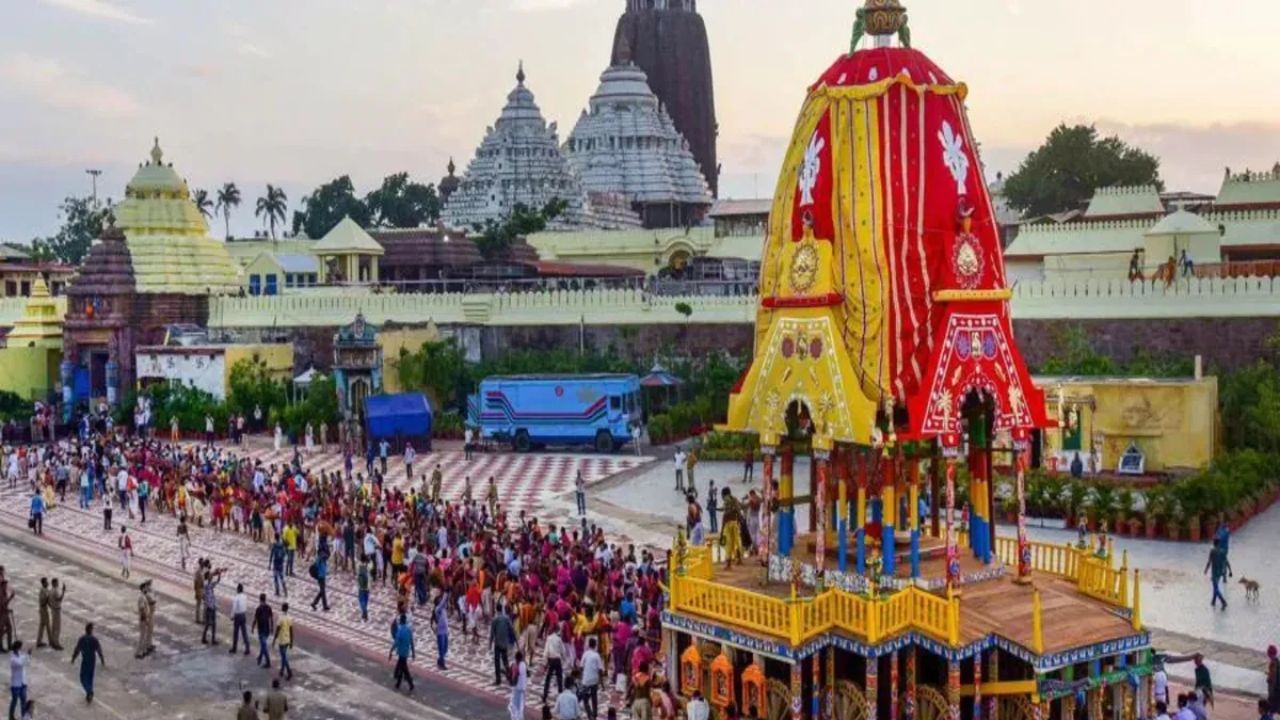 નિર્માલ્ય એક ખાસ પ્રકારના સૂકા ચોખા છે, જેને મંદિરમાં રાંધીને સૂકવવામાં આવે છે. ભગવાનને અર્પણ કર્યા પછી સૂકા ચોખા લાલ રંગના પોટલા પર ભક્તોને આપવામાં આવે છે. આને ઘરમાં સ્વચ્છ જગ્યાએ રાખો અને તેનો એક દાણો શુભ કાર્યોમાં નાખો. 