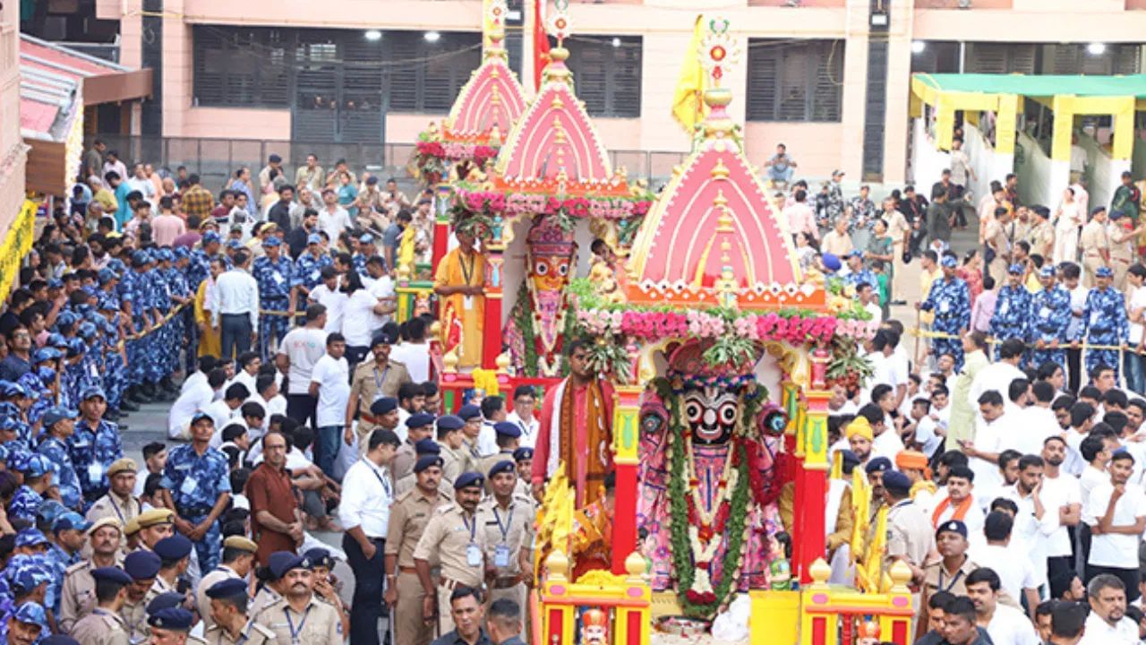 દર વર્ષે અષાઢ મહિનામાં, ઓડિશાના પુરીમાં ભગવાન જગન્નાથની ભવ્ય રથયાત્રા કાઢવામાં આવે છે, જે ફક્ત ભારતમાં જ નહીં પરંતુ સમગ્ર વિશ્વમાં પ્રખ્યાત છે. આ વર્ષે આ પવિત્ર યાત્રા 27 જૂન 2025 થી શરૂ થશે, જેમાં લાખો ભક્તો ફરી એકવાર ભગવાન જગન્નાથના રંગમાં રંગાઈ જશે. 