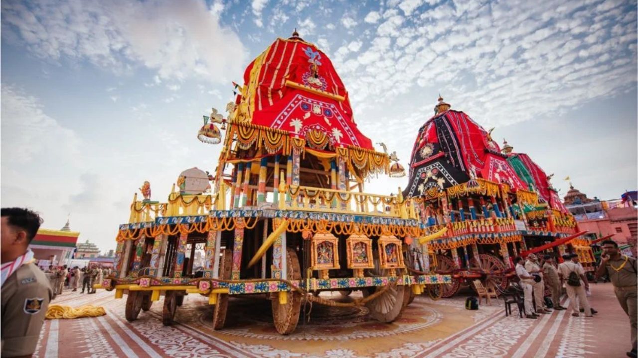 15 દિવસના અનાસર પછી ભગવાન સ્વસ્થ થાય ત્યારે 'નૈનાસર ઉત્સવ' ઉજવવામાં આવે છે, ત્યારબાદ રથયાત્રા કાઢવામાં આવે છે. ત્યારબાદ ભગવાન જગન્નાથ, બલભદ્ર અને સુભદ્રા ત્રણ અલગ અલગ રથ પર સવારી કરીને નગર ભ્રમણ કરે છે. આ સમય દરમિયાન તેઓ તેમના મામાના ઘર સરસપુરની પણ મુલાકાત લે છે. રથયાત્રાની ખાસ વાત એ છે કે આ યાત્રા દરમિયાન, હિન્દુ અને મુસ્લિમ સમુદાયના લોકો સાથે મળીને ભગવાનનું સ્વાગત કરે છે.