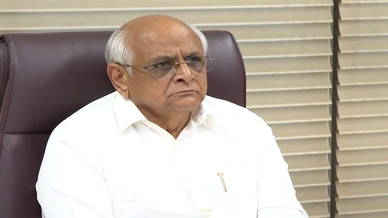 મુખ્યમંત્રી સમક્ષના આ પ્રેઝન્ટેશનમાં જણાવવામાં આવ્યું કે, રથયાત્રામાં જોડાનારા રથો, ટ્રક, અખાડા અને ભજન મંડળીઓ, મહંતશ્રીઓની સુરક્ષા માટે રથયાત્રા સાથે મુવિંગ બંદોબસ્તમાં 4500 જેટલા પોલીસ કર્મીઓ જોડાવાના છે.
