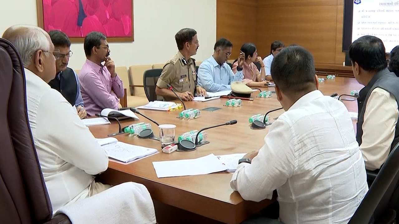 અમદાવાદ મહાનગરમાં ભક્તિભાવપૂર્ણ વાતાવરણમાં યોજાતી આ રથયાત્રાના 16 કિલોમીટર લાંબા રૂટ પરની કાયદો વ્યવસ્થા તેમજ યાત્રા દરમિયાનની સુરક્ષા-સલામતી, વ્યવસ્થાઓ અંગે અમદાવાદ શહેર પોલીસ દ્વારા જે તૈયારીઓ કરવામાં આવી છે તેની તલસ્પર્શી વિગતો મુખ્યમંત્રી અને ગૃહ રાજ્યમંત્રી સમક્ષ આ બેઠકમાં વિસ્તૃત પ્રેઝન્ટેશન દ્વારા આપવામાં આવી હતી.