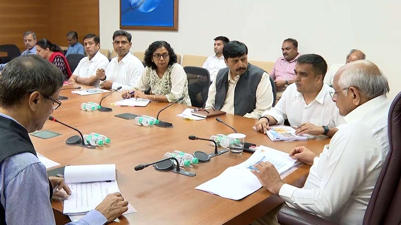 પોલીસ કમિશનરે જણવ્યું કે, રથયાત્રામાં પૂરતા મોનિટરિંગ પ્રબંધન માટે 227 કેમેરા, 41 ડ્રોન, 2872 બોડીવોર્ન કેમેરા દ્વારા લાઈવ મોનિટરિંગ કરાશે આ ઉપરાંત 240 ધાબા પોઈન્ટ અને ૨૫ વોચ ટાવર પણ ઉભા કરવામાં આવ્યા છે. 16 કિલોમીટરના સમગ્ર રથયાત્રા રૂટ પર આ બધી વ્યવસ્થાઓના કારણે પોલીસ કંટ્રોલરૂમ દ્વારા બાજ નજર રાખી શકાશે.
