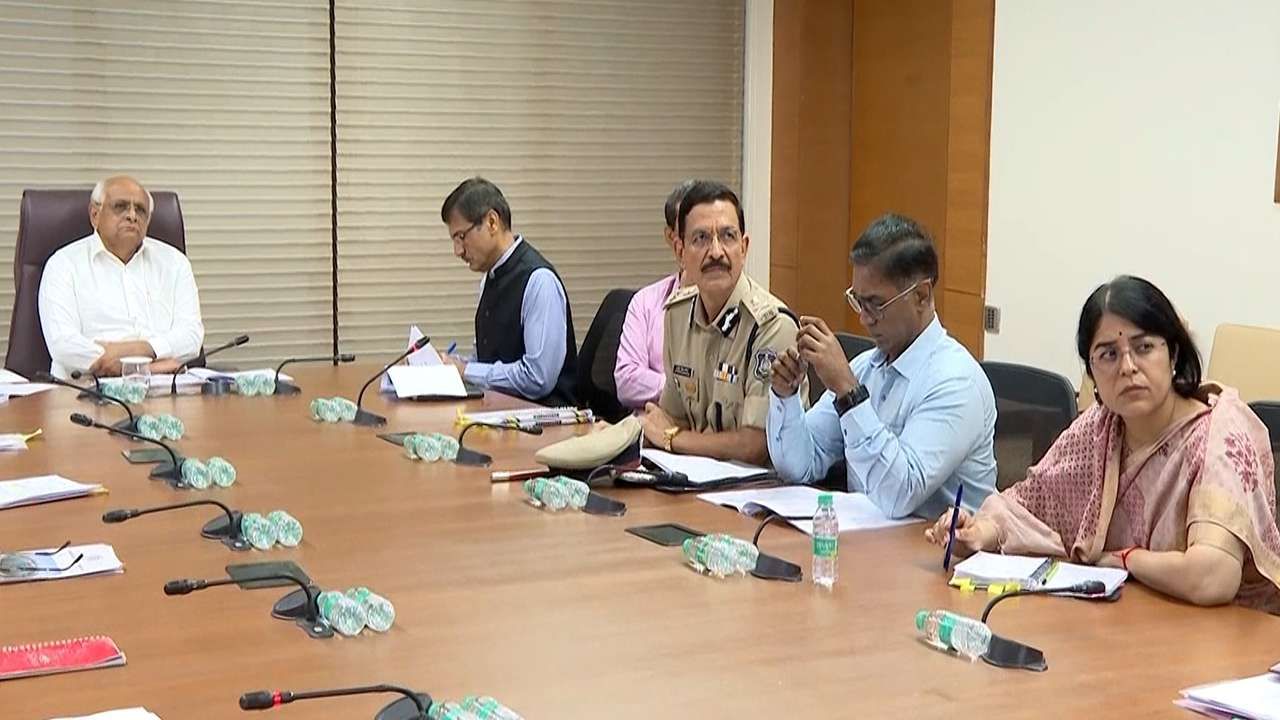 રથયાત્રાના રૂટ પર આવેલી 484 જેટલી જુની અને જર્જરીત ઈમારતો-મકાનોનો સહારો લોકો રથયાત્રા જોવા માટે ન લે તે હેતુસર શહેર પોલીસ અને મહાનગરપાલિકા દ્વારા ચેતવણી સુચક બોર્ડ તેમજ પતરાની આડશો મુકીને લોકોને ત્યાં જતા અટકાવવા માટેના જે પગલા લેવામાં આવ્યા છે તેની પણ વિગતો આ બેઠકમાં આપવામાં આવી હતી. 
