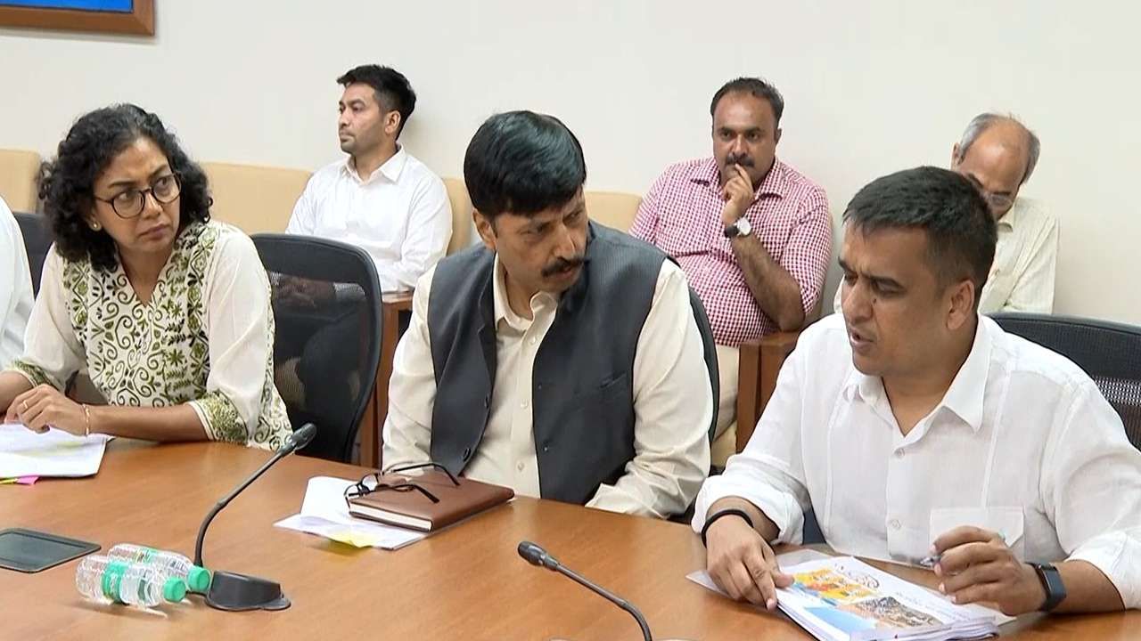 આ પરંપરાગત રથયાત્રા કોમી એકતા અને સંવાદિતા તથા સૌહાર્દનો ઉત્સવ બને તે માટે રથયાત્રા પૂર્વે શહેર પોલીસ તંત્ર દ્વારા શાંતિ સમિતિની 177, મહોલ્લા સમિતિની ૨૩૫ તેમજ મહિલા સમિતિની 57 બેઠકો, વિવિધ ધર્મગુરુઓ સાથે 21 બેઠકો અને ભગવાનના રથ ખેંચનારા ખલાસી ભાઈઓ, અખાડા સંચાલકો સાથે 10 જેટલી બેઠકો યોજવામાં આવી હતી.