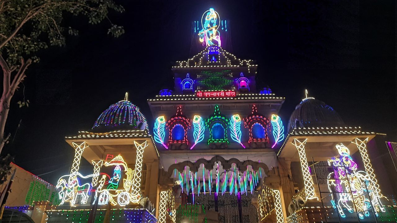 મુખ્ય મંદિરના ઘુમ્મટ ઉપર પણ કલરફુલ રોશની કરવામાં આવી છે. જેમાં ધ્વજ દંડની બાજુમાં ડિઝાઇનર રોશની અને ભગવાનના મુખની નયન રમ્ય પ્રતિકૃતિ રાખવામાં આવી છે.