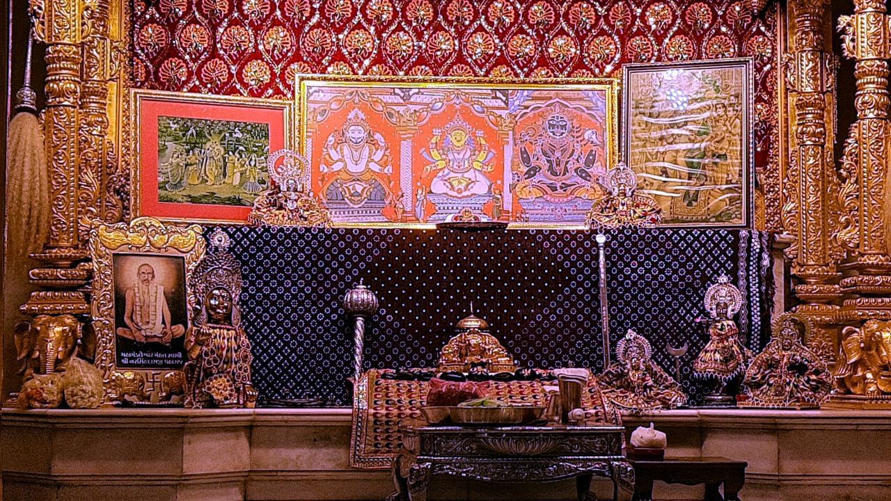 રથયાત્રા પહેલા ભગવાન જગન્નાથ મોસાળમાં જાય છે. હાલ ભગવાન મોસાળમાં ગયેલા છે. આથી મંદિરમાં અત્યારે ભગવાનની મૂર્તિના સ્થાને ભગવાનની પ્રતિકૃતિ સમા સુંદર ફોટાઓ મૂકવામાં આવ્યા છે.