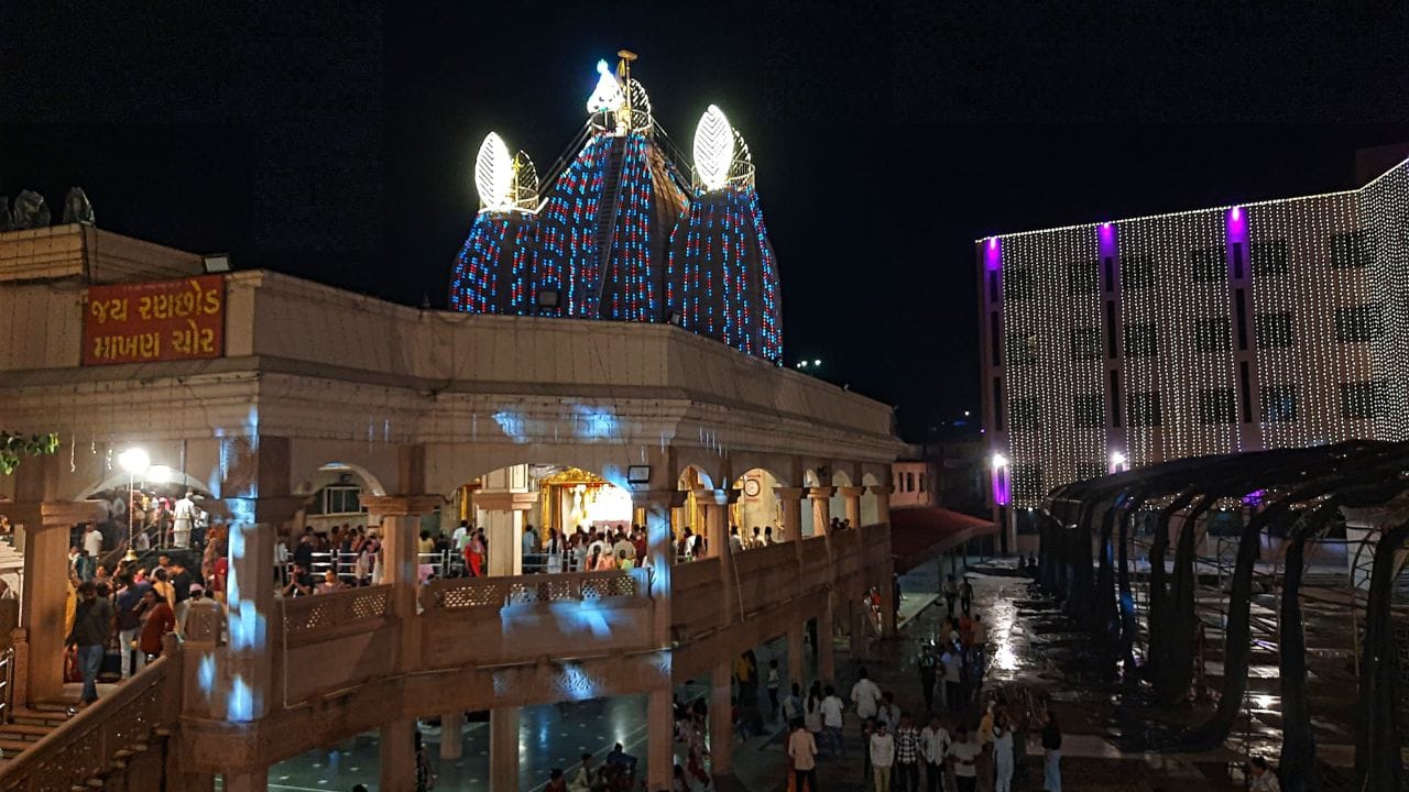 જગન્નાથજીની રથયાત્રા પહેલાની તૈયારીઓના ભાગરૂપે મંદિરને શણગારવામાં આવી રહ્યુ છે. વિવિધ રંગી રોશનીનો શણગાર કરાતા હાલ મંદિર દીપી ઉઠ્યુ છે.